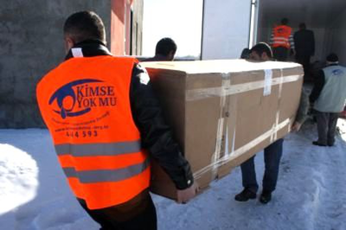 Kimse Yok mu Derneği\'nden Çadır Yangınında 3 Çocuğunu Kaybeden Aileye Yardım