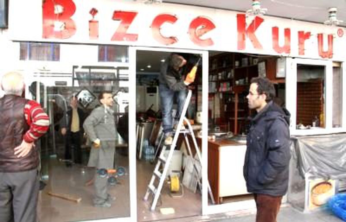 Kırılan Camlar Yenileniyor