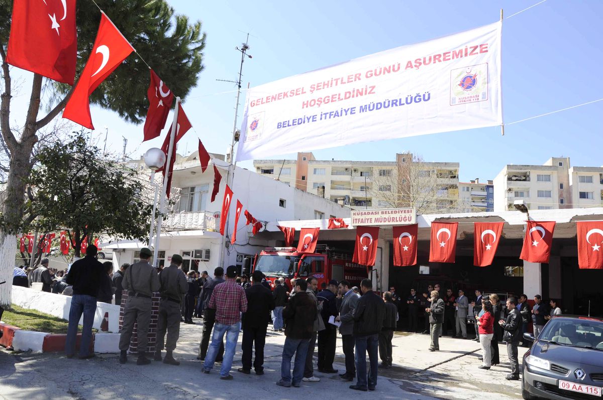 Kuşadası Belediyesi İtfaiye Müdürlüğü Aşure Dağıttı