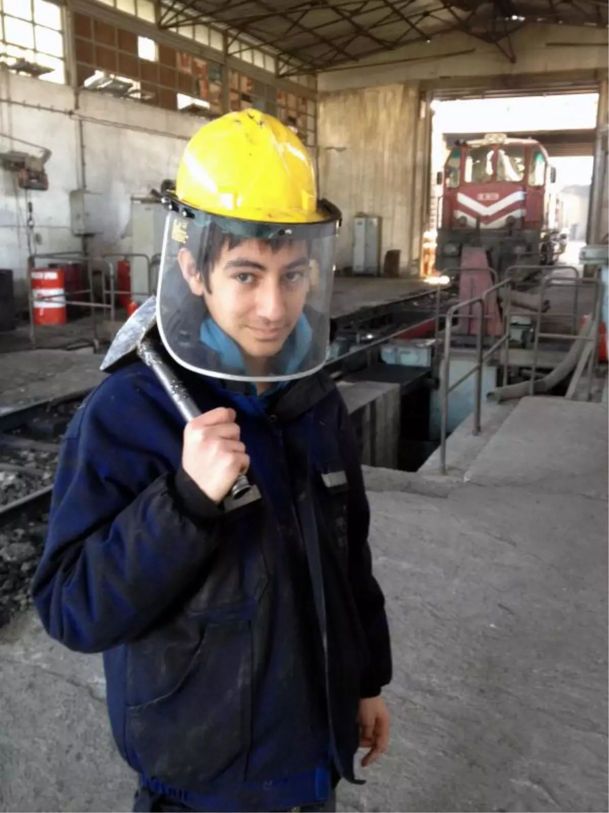 Liseli Genç, James Bond'un Setine Sızdı