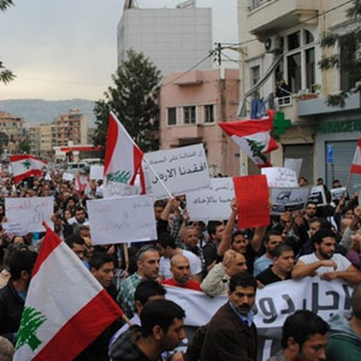 Lübnan'da 'Bahreyn'deki Suudi Askeri Birlikleri' Protesto Edildi