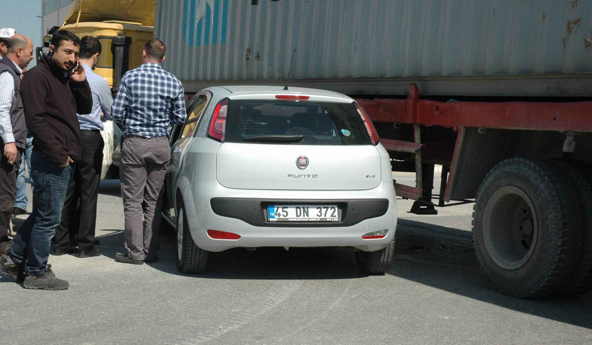 Manisa\'da Otomobil Tır\'ın Altına Girdi