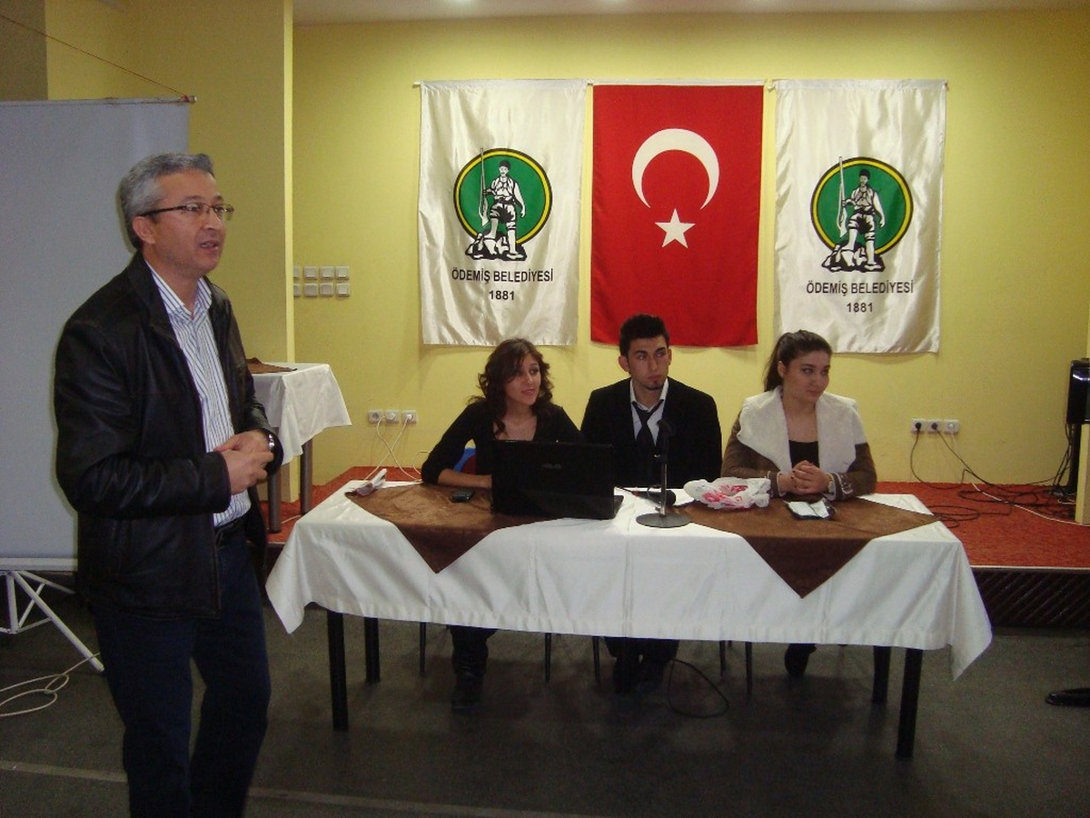 Öğrenciler, Köylü Gelmeyince Söyleşi Düzenledi