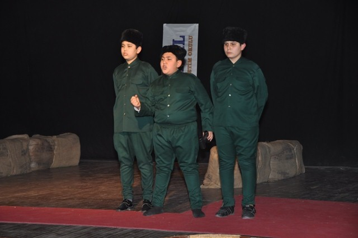 Öğrencilerden "Geçit Vermez Çanakkale" Tiyatrosu