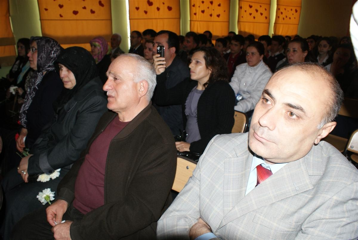 Öğrencilerin Çanakkale Tiyatrosu Duygulandırdı