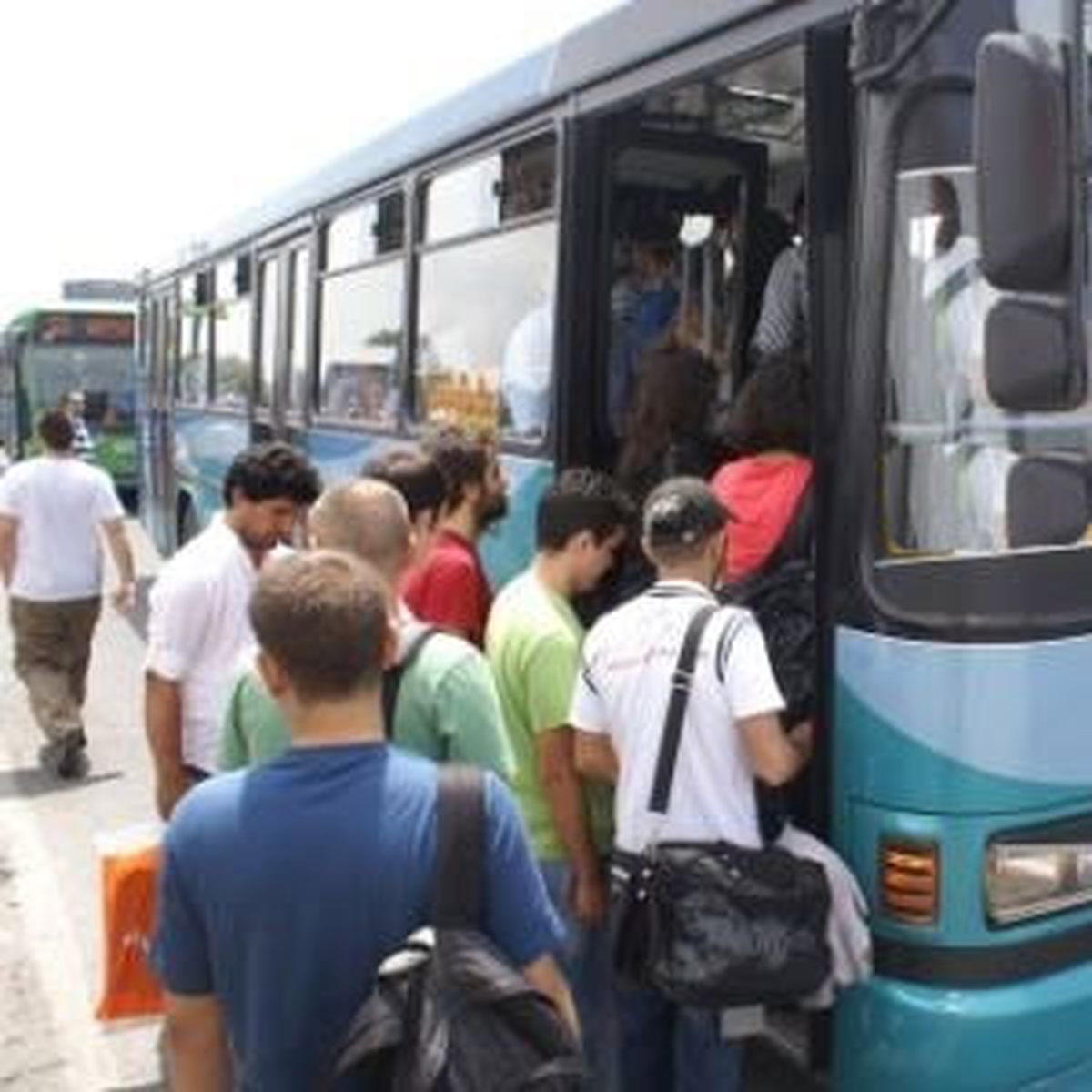 Paralarını Alamayan Özel Halk Otobüsçüleri Belediyeyi Bastı