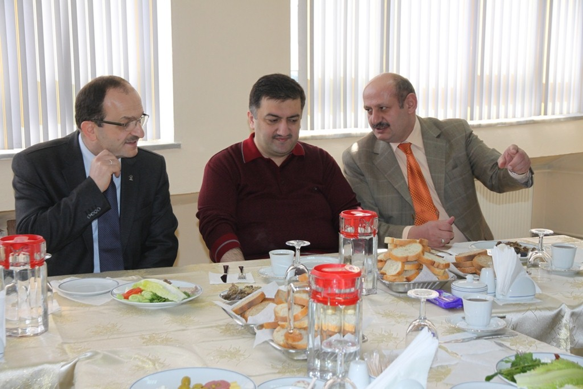Rize Belediye Başkanı Halil Bakırcı AK Parti Rize İl Teşkilatı ve Belediye Meclis Üyeleriyle...
