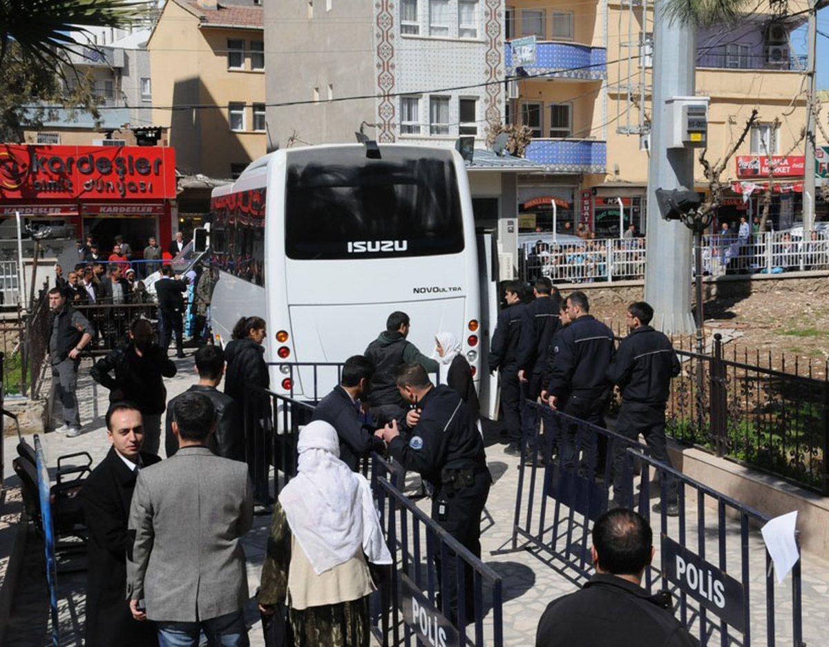 Silopi\'de Gözaltına Alınan 27 Kişi Savcılığa Çıkartıldı