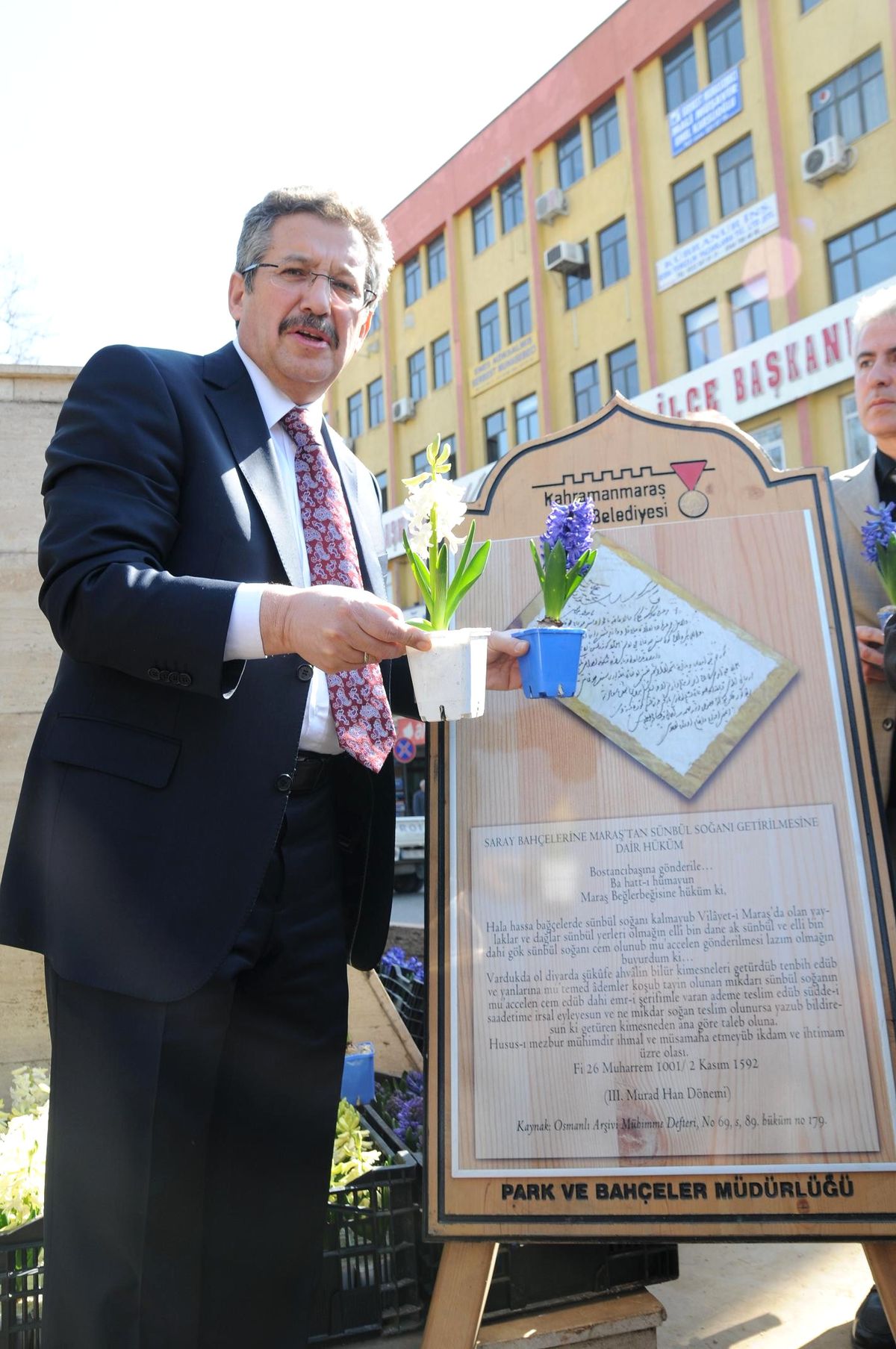 Sütçü İmam Anıtı Sümbülle Renklendi