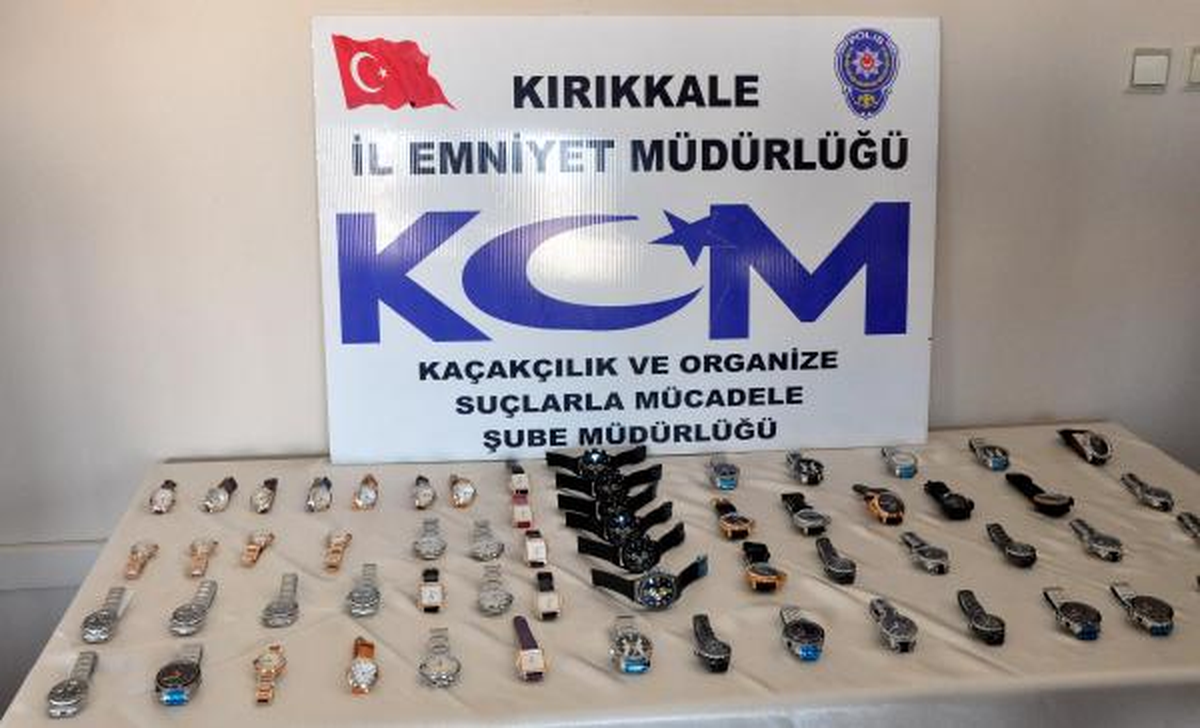 Tır\'da 9 Bin 461 Adet Kaçak Saat Ele Geçirildi