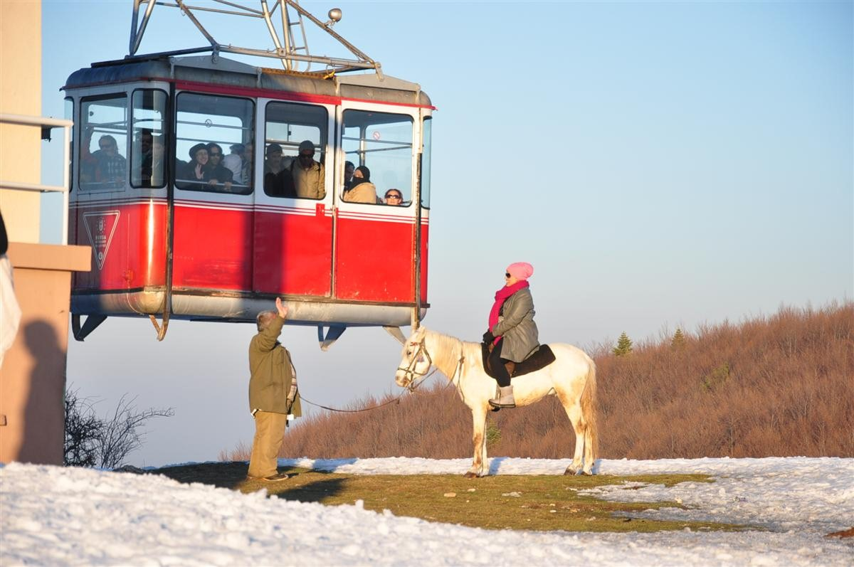 Turistlerin Uludağ\'da At Keyfi