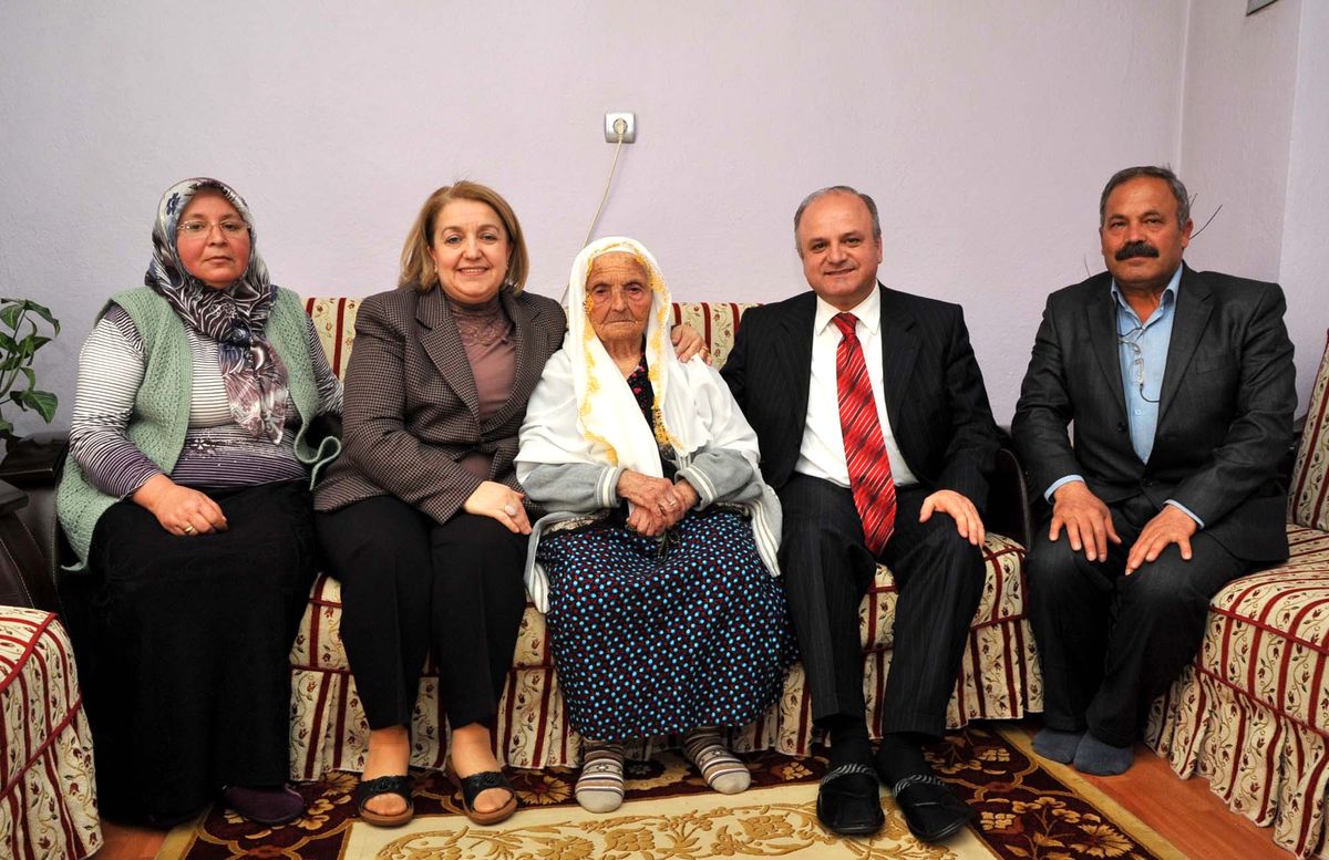 Vali Çakacak 100 Yaşındaki Hatice Nineyi Evinde Ziyaret Etti