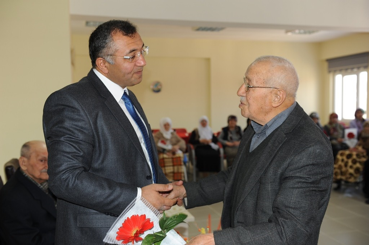 Vali Kenan Çiftçi, Yaşlıları \'Evleri\'nde Ziyaret Etti