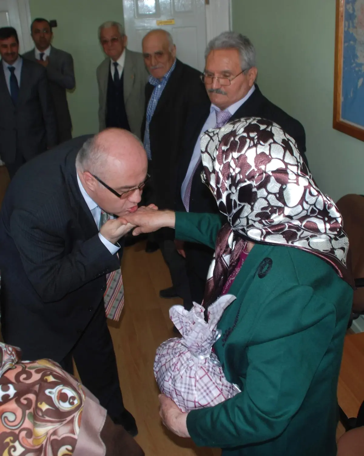 Yaşlılardan Vali Vekiline Ziyaret