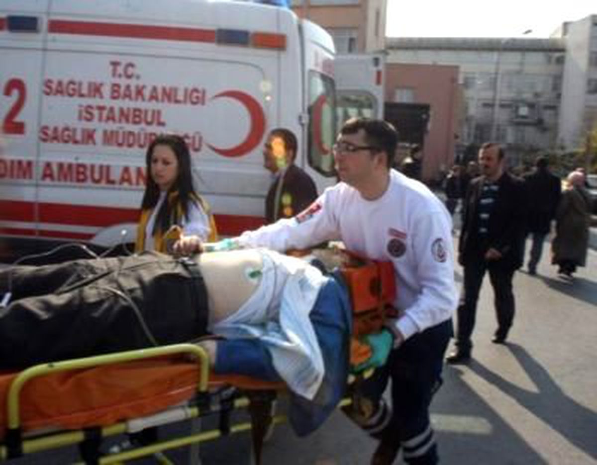 Afiş Asarken Düşüp Öldü