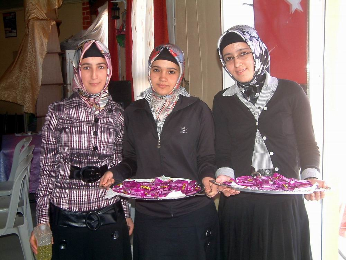 Bigadiç'de Okulun Konuk Ağırlama Ekibi