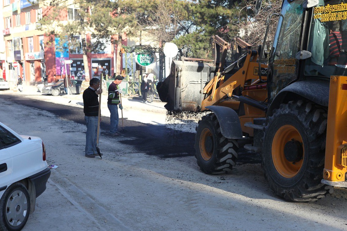 Bolu Belediyesi 5 Ekiple Yollara Yama Yapıyor