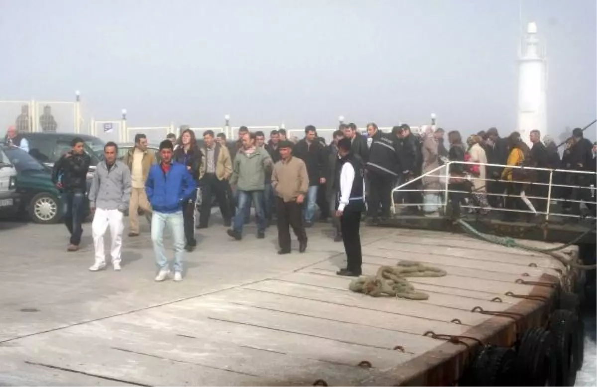 Çanakkale\'de Feribot İskeleye Çarptı