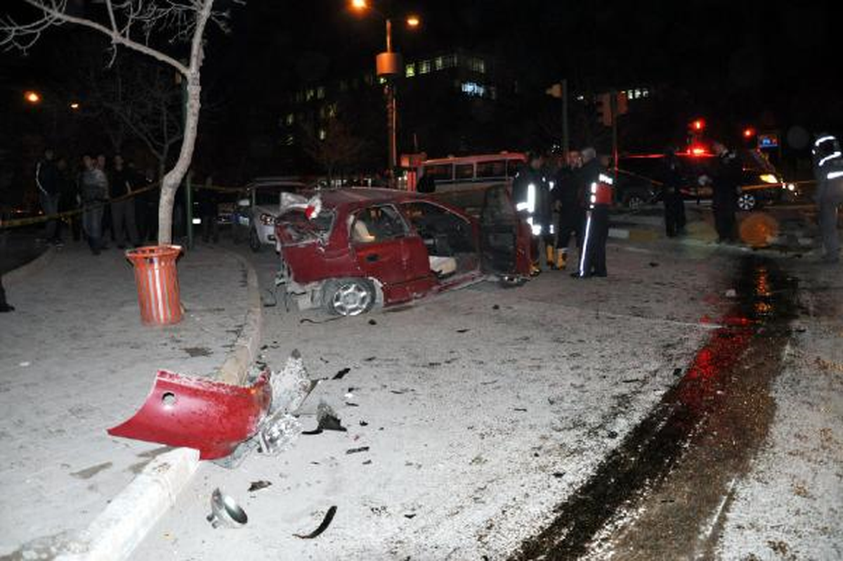 Çarpışan 2 Otomobil Hurdaya Döndü