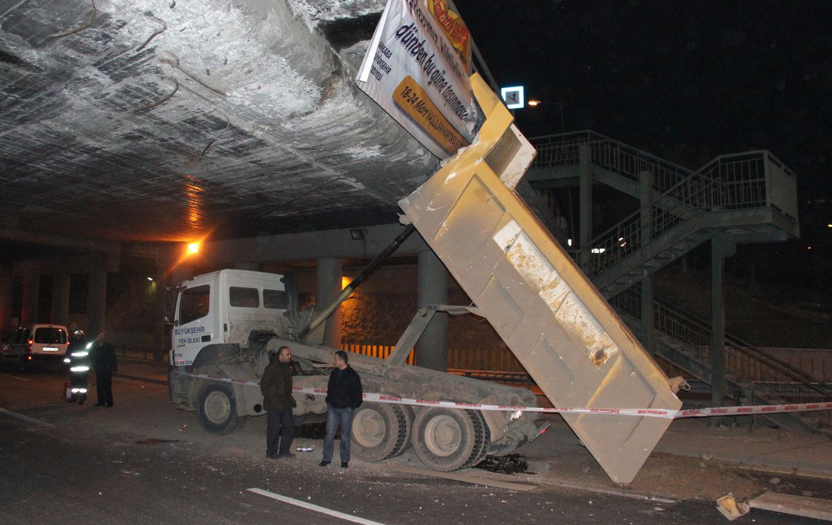 Damperi Açılan Kamyon Üstgeçide Takıldı
