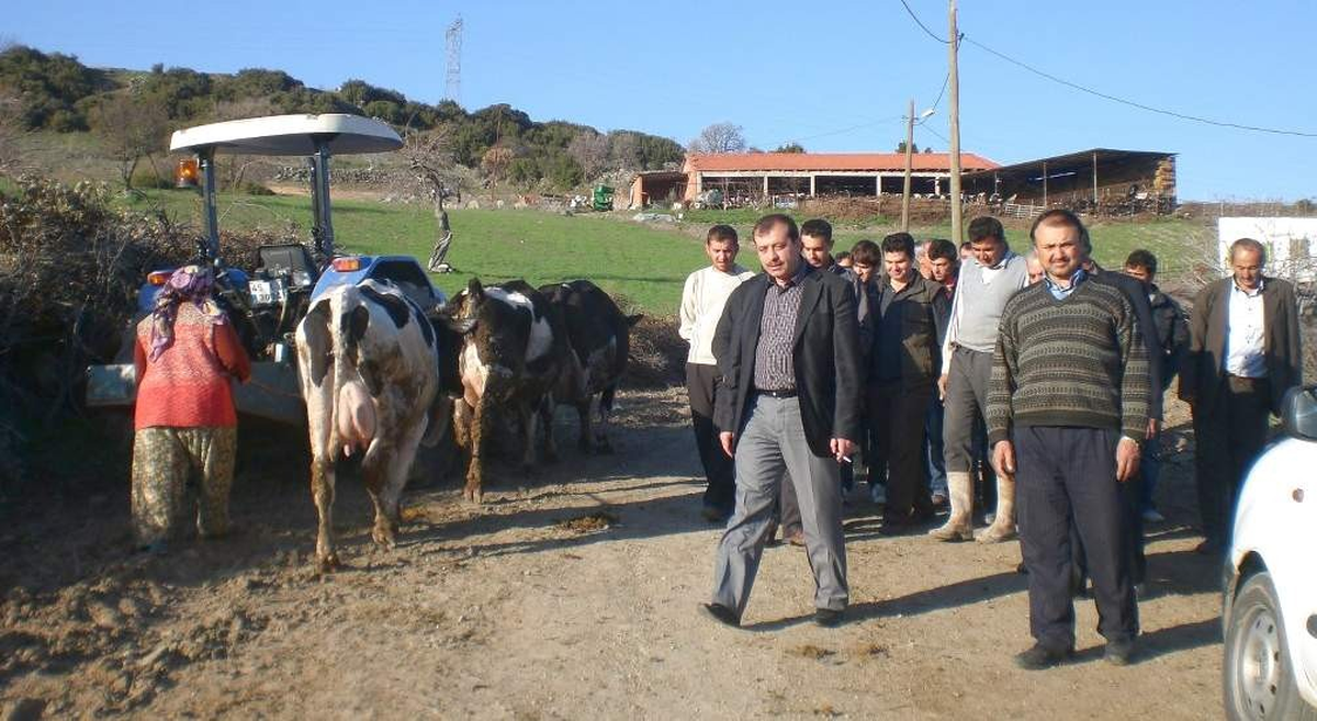 Emetli Üreticiler, Manisa\'da Sağım Ünitesi ve Sağmal Hayvancılık İşletmesini Ziyaret Etti