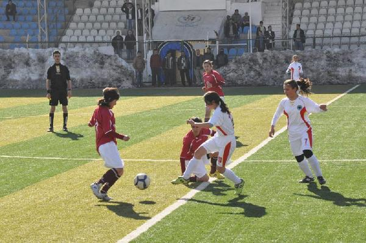 Hakkarili Bayan Futbolcular Rakiplerine Gol Yağdırdı