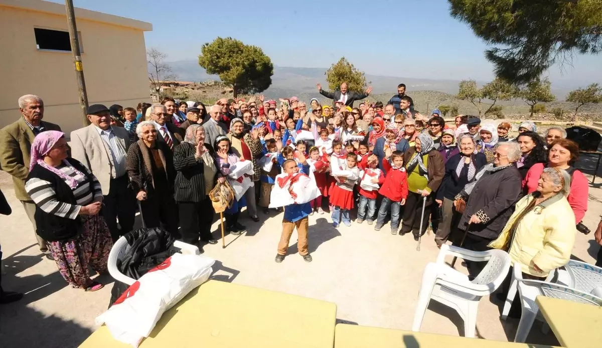 Huzurevi Sakinleri Çocukları Sevindirdi