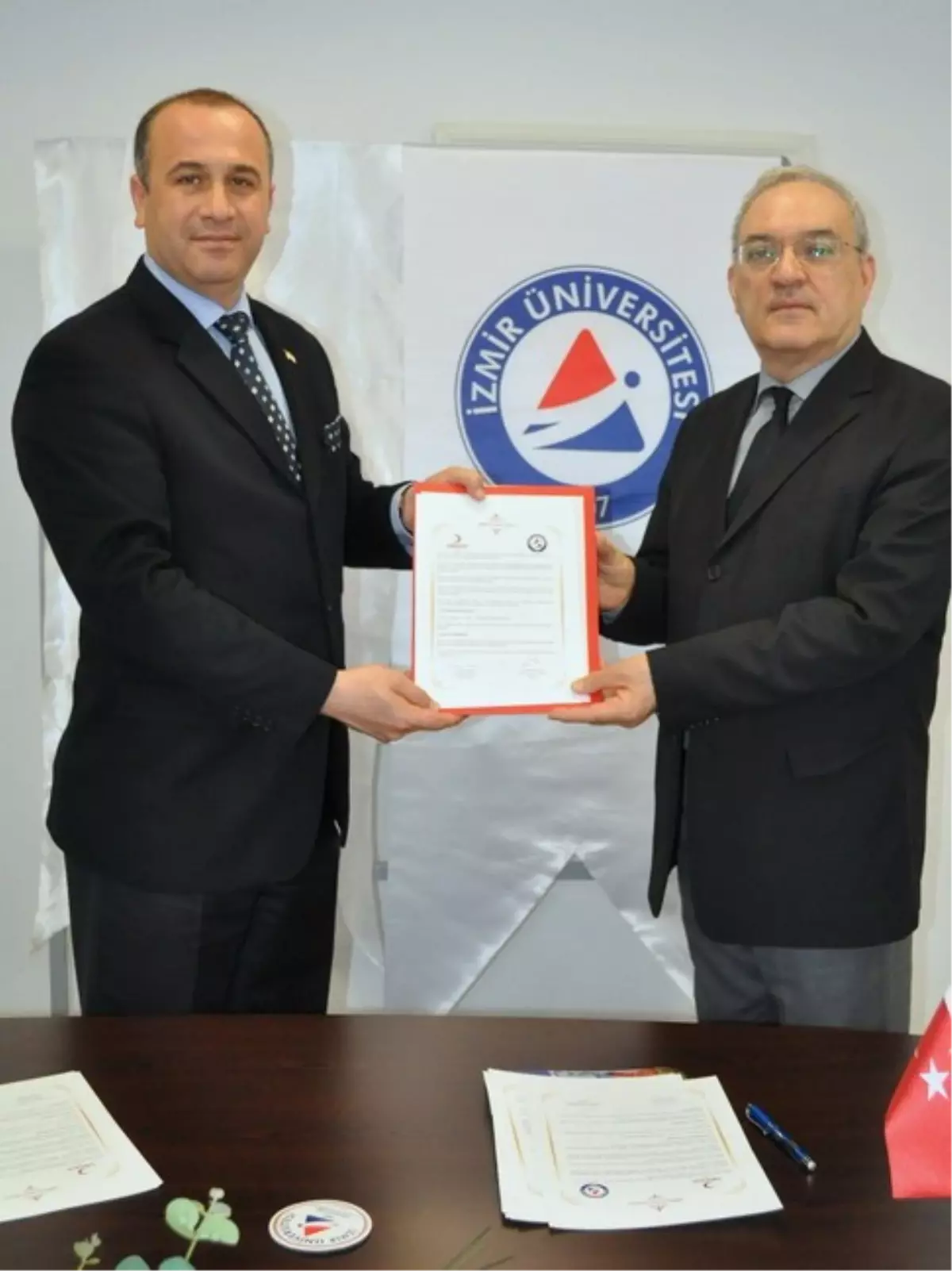 İzmir Üniversitesi ile Kızılay İşbirliği Protokolü İmzalandı