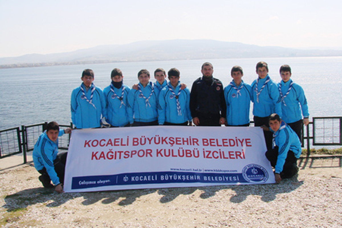 Kağıtspor\'lu İzciler Şehitlerimizi Andı