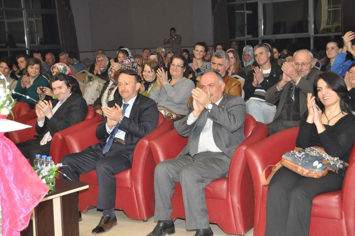Kahramanlık Türküleri Kartepeli\'leri Coşturdu