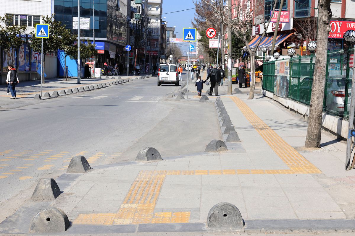 Kaldırımlar Engelliler İçin Düzenleniyor

