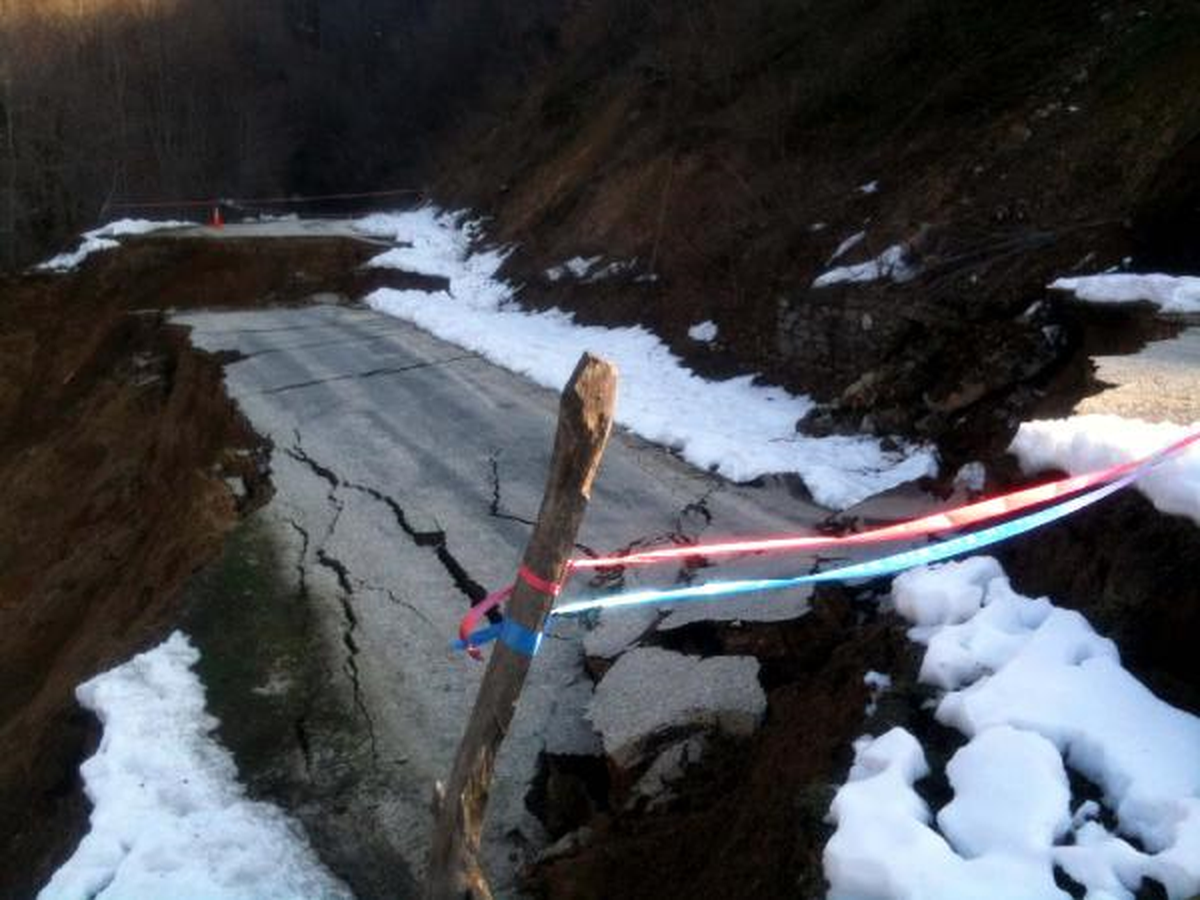 Karlar Eridi, Yol Çöktü