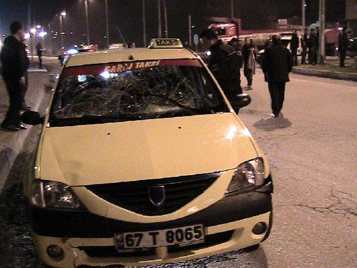 Kavşakta Otobüsten İnen Yolcuya Otomobil Çarptı