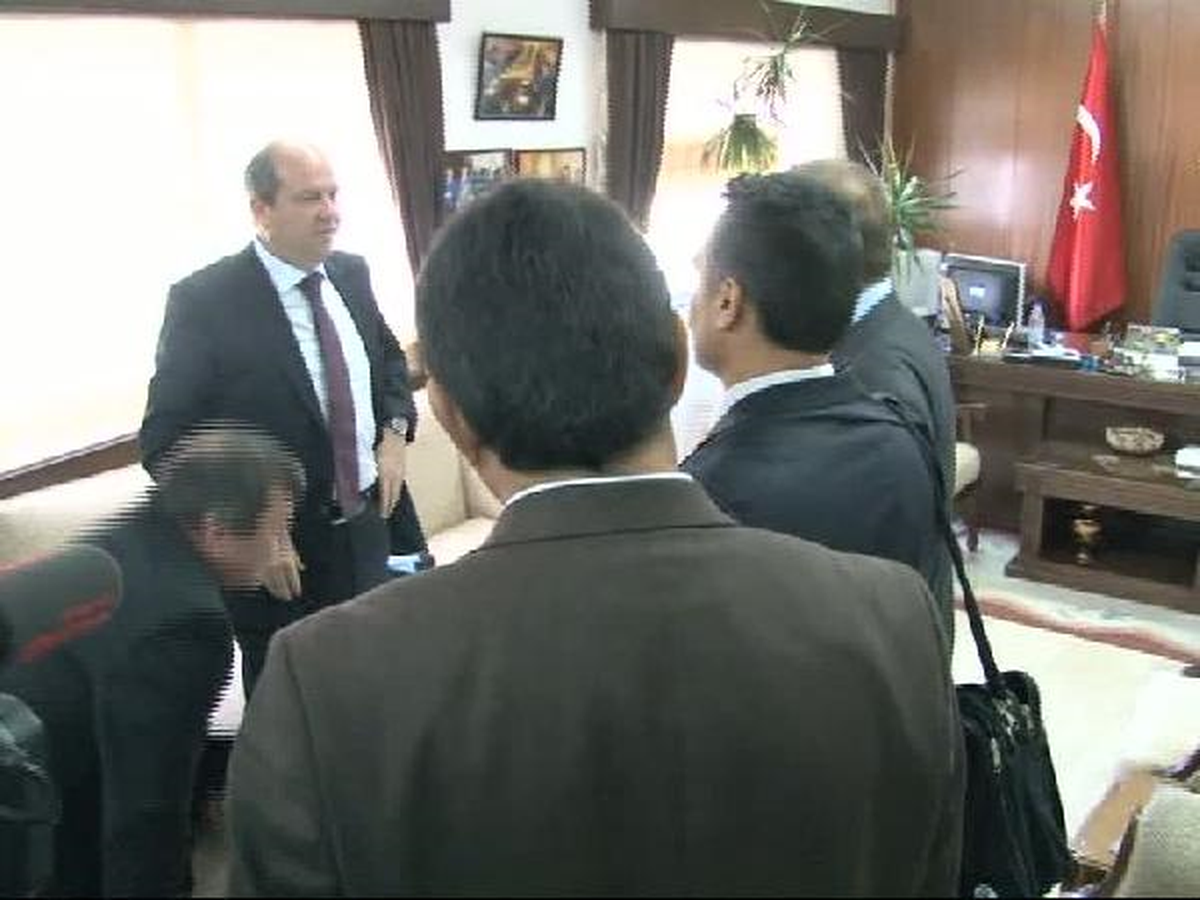 KKTC'de Sendikacılar Maliye Bakanının Odasını Bastı