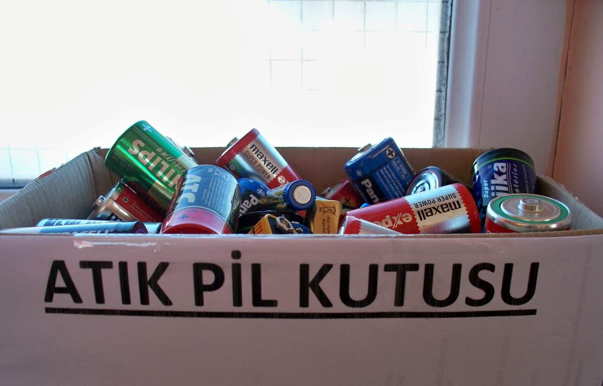 Köy İmamı Camide Atık Pil Topluyor