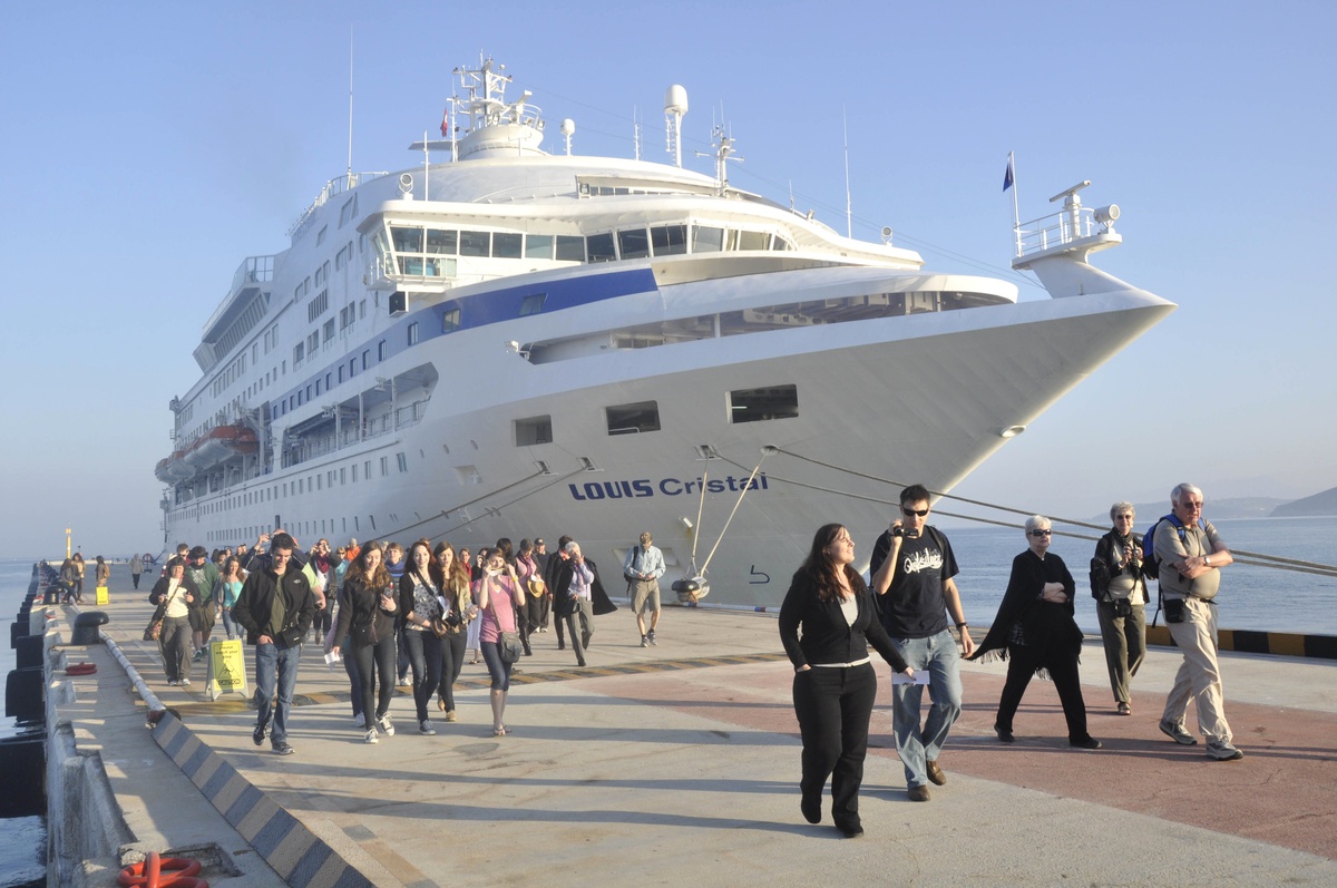 Kuşadası\'na Sezonun İlk Turist Gemisi Geldi