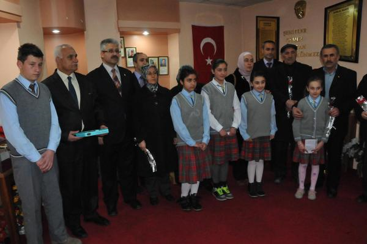 Öğrencilerden Şehit Ailelerine Ağlatan Bağış
