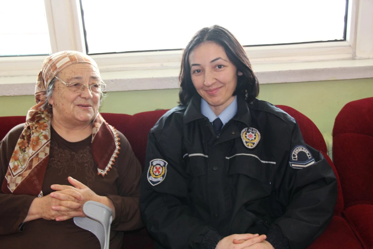 Polislerden Huzurevine Yaşlılar Haftası Ziyareti
