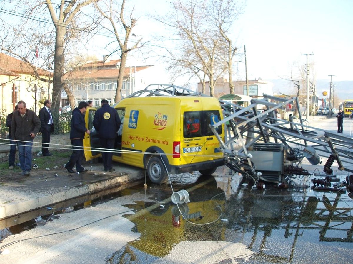 PTT Aracı İznik\'i Elektriksiz Bıraktı