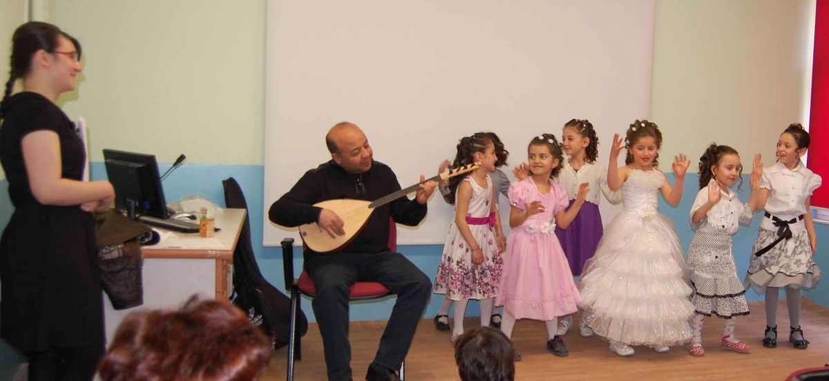 Simav\'da Okumayı Söken Miniklere Coşkulu Kutlama