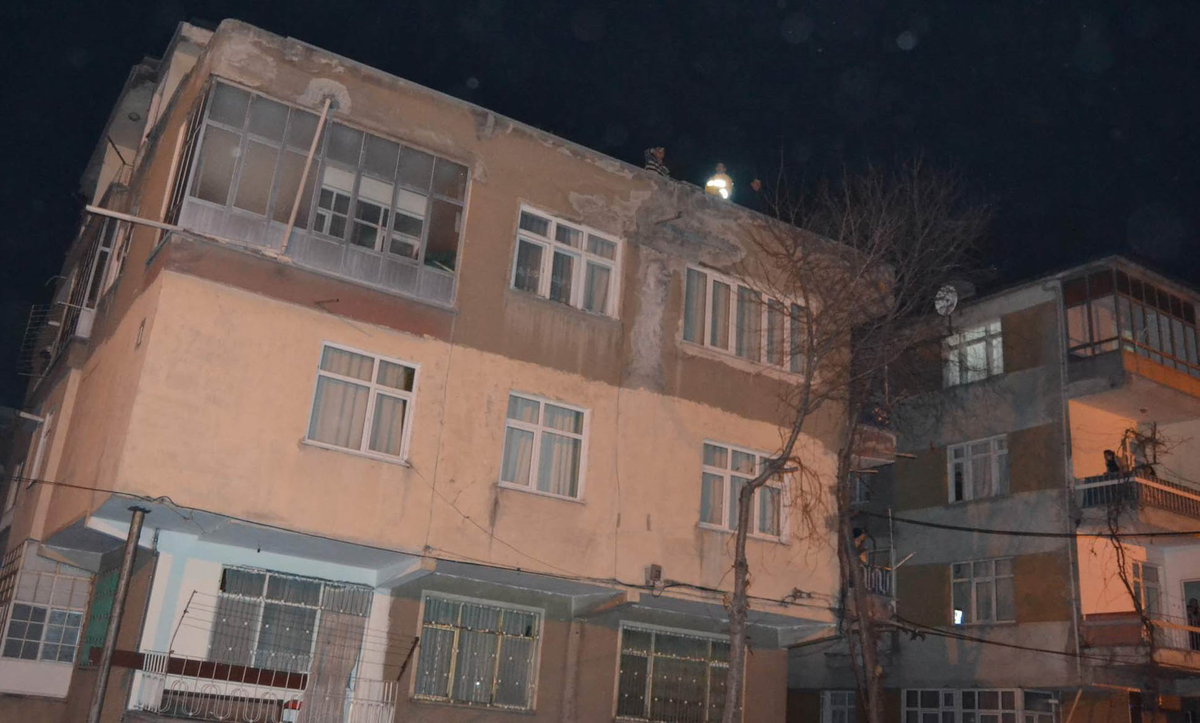 Şizofren Genç Çatıya Çıkarak İntihara Kalkıştı