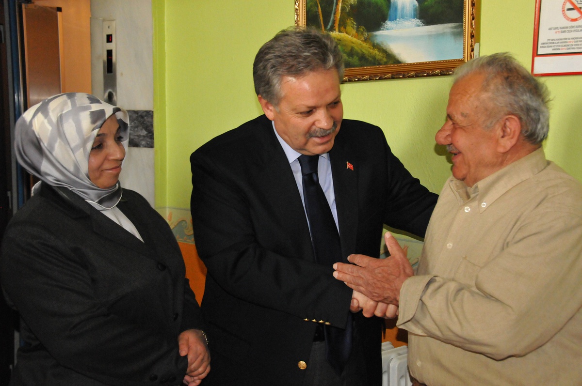 Vali Kahraman'dan Huzurevi Sakinlerine Ziyaret
