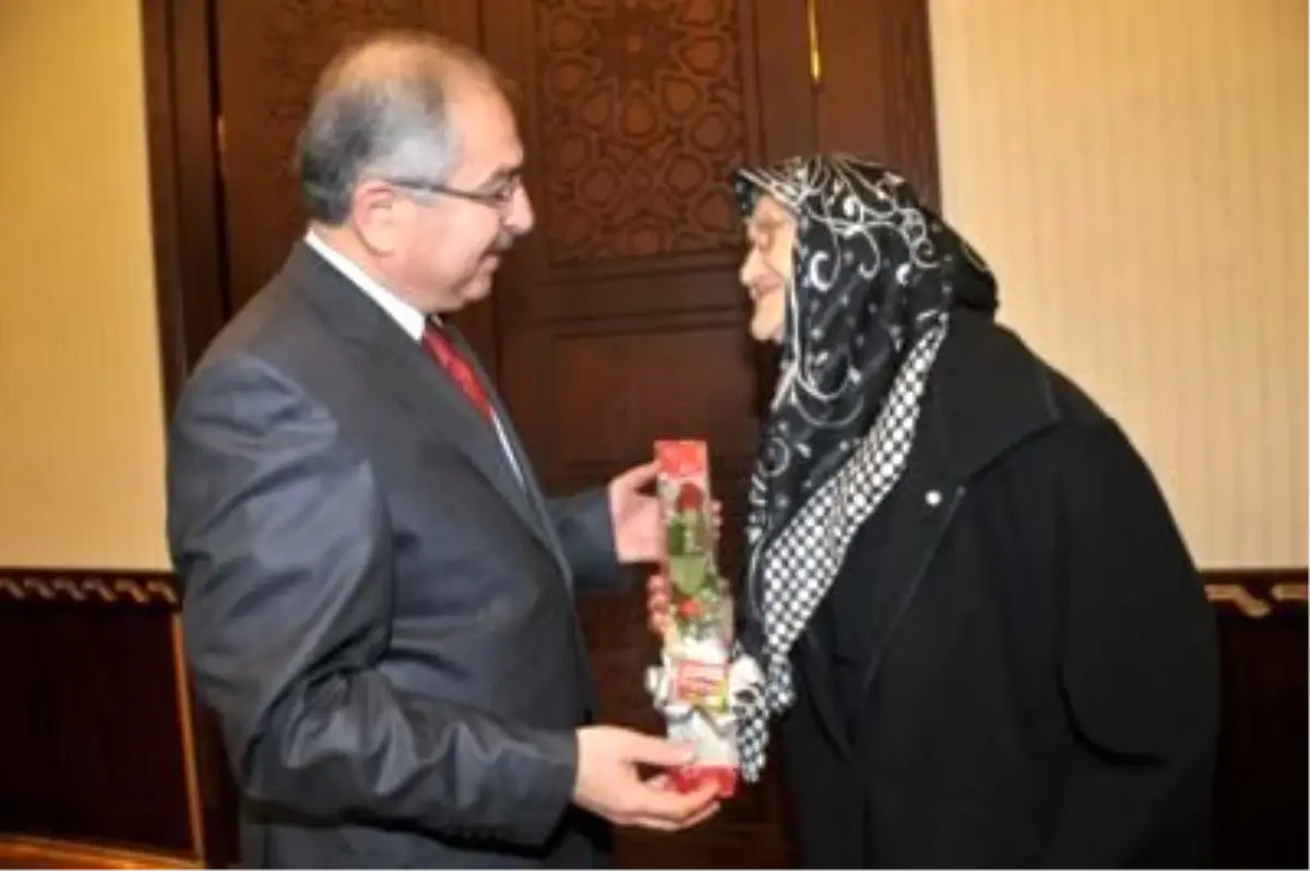 Vali Yaman, Lüleburgaz Huzurevi\'ni Ziyaret Etti