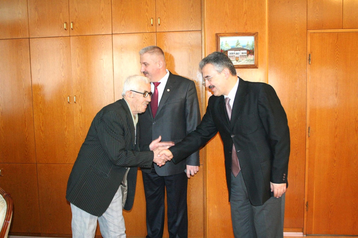 Yaşlılar Vali Ayyıldız\'ı Ziyaret Etti