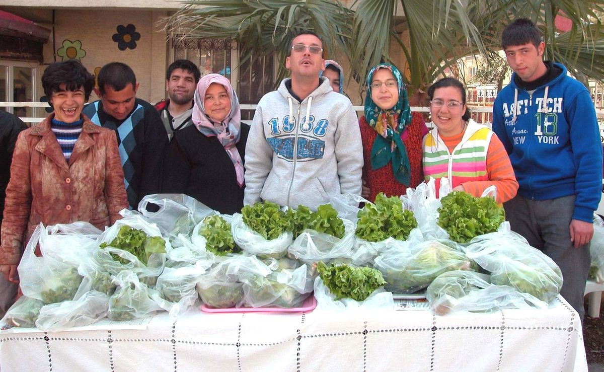 Zihinsel Engelli Gençler Soğan Marul Sattı