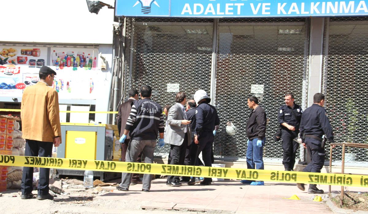 AK Parti Diyarbakır İl Başkanlığı\'na Basınç Etkili Bomba Atıldı