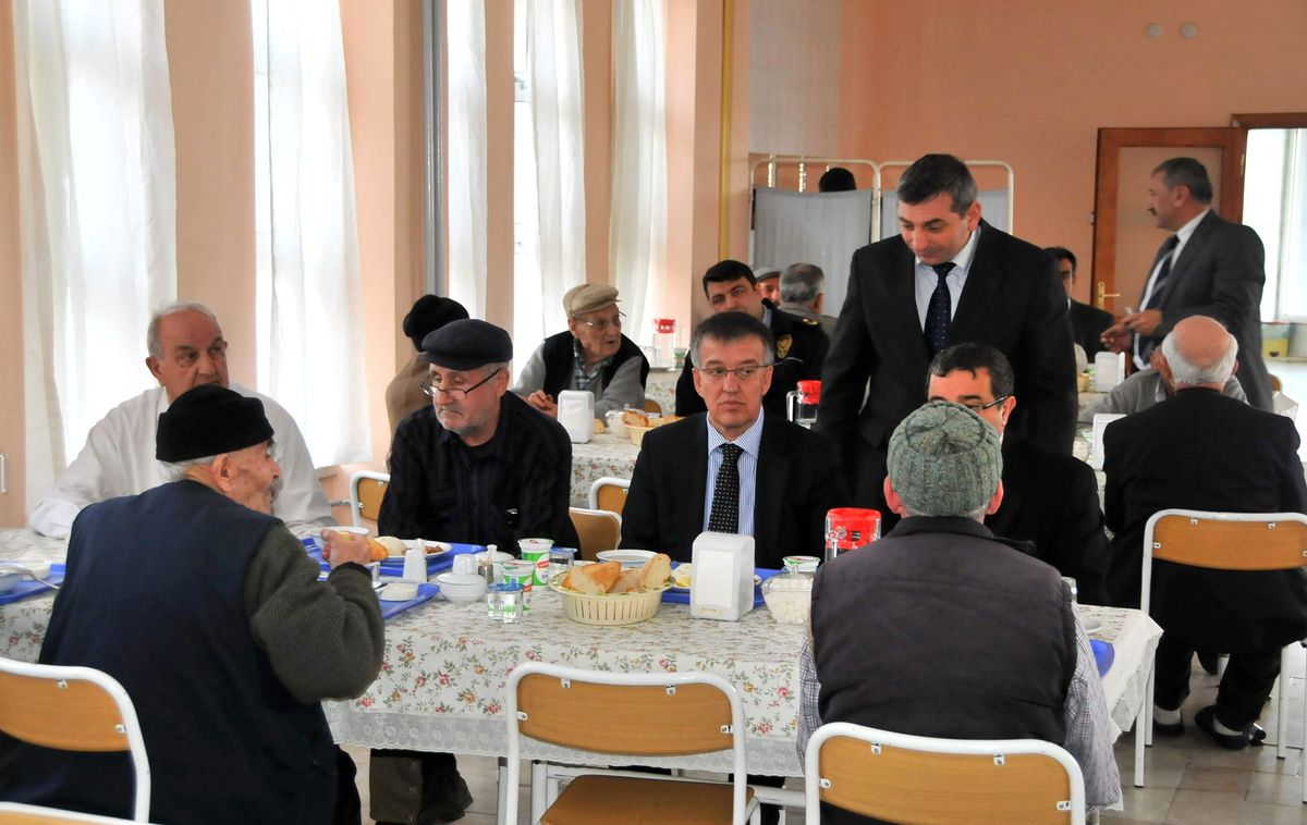 Akşehir Protokolü Huzurevinde Yaşlılarla Yemek Yedi