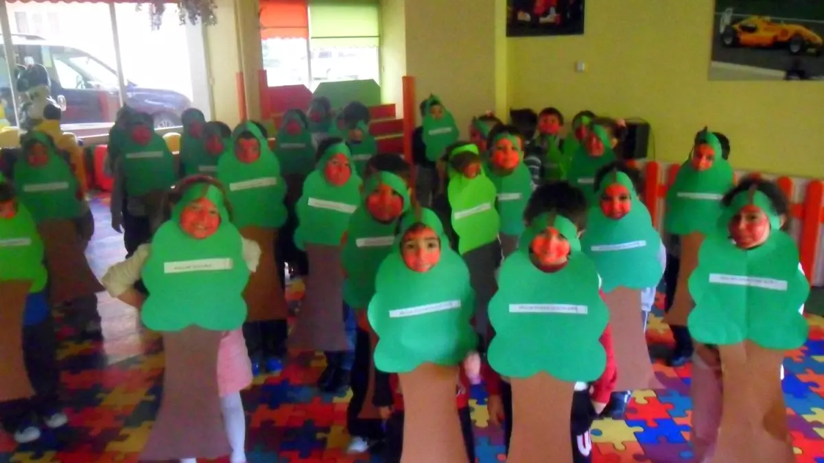 Anaokulu Öğrencileri, Ağaç Figürü Oldu