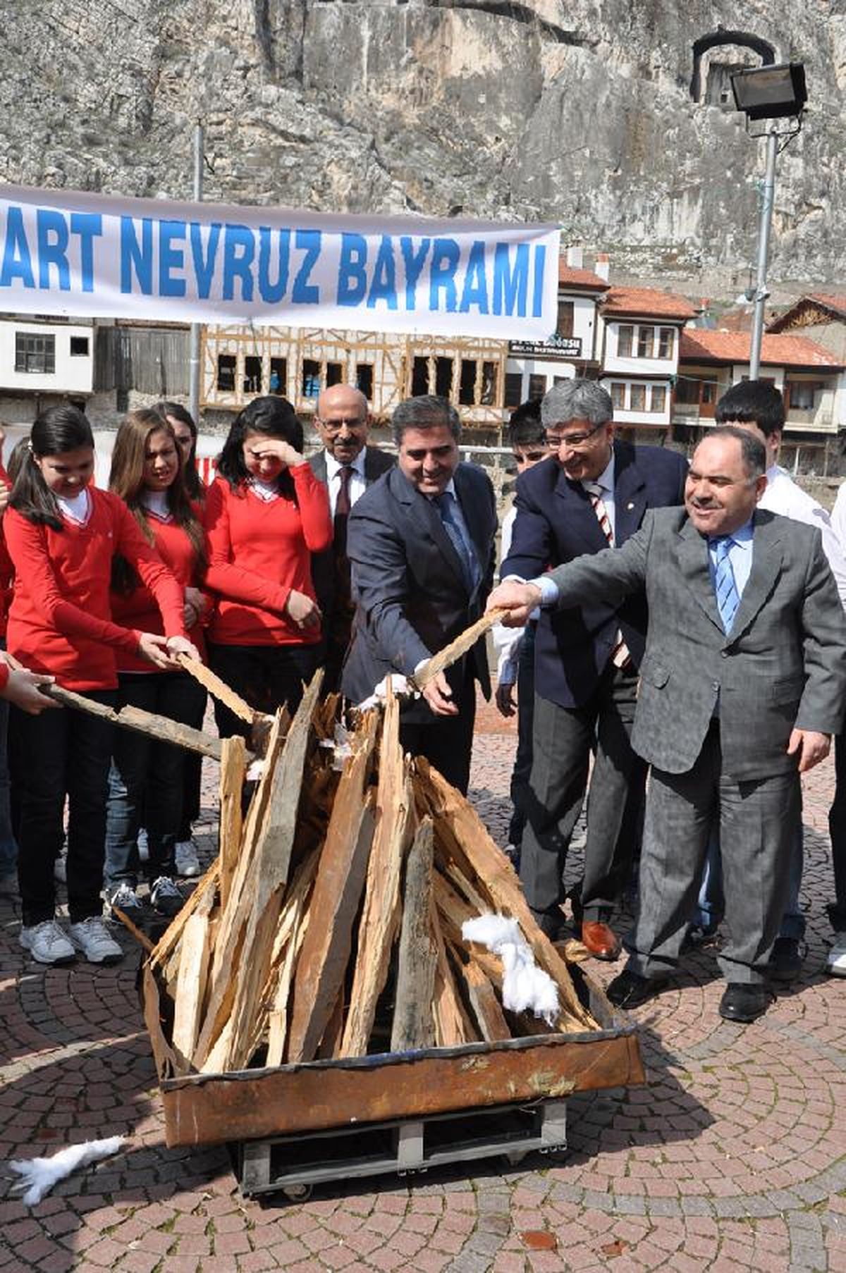 Ateş Büyük Olunca Yanından Geçtiler