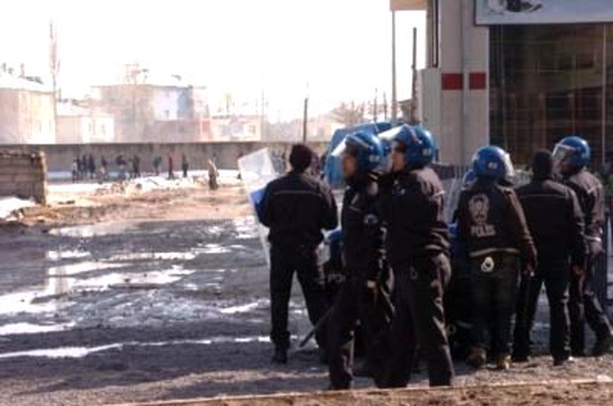 Batman ve Cizre\'de İzinsiz Nevruz Kutlamalarında Olaylar Çıktı